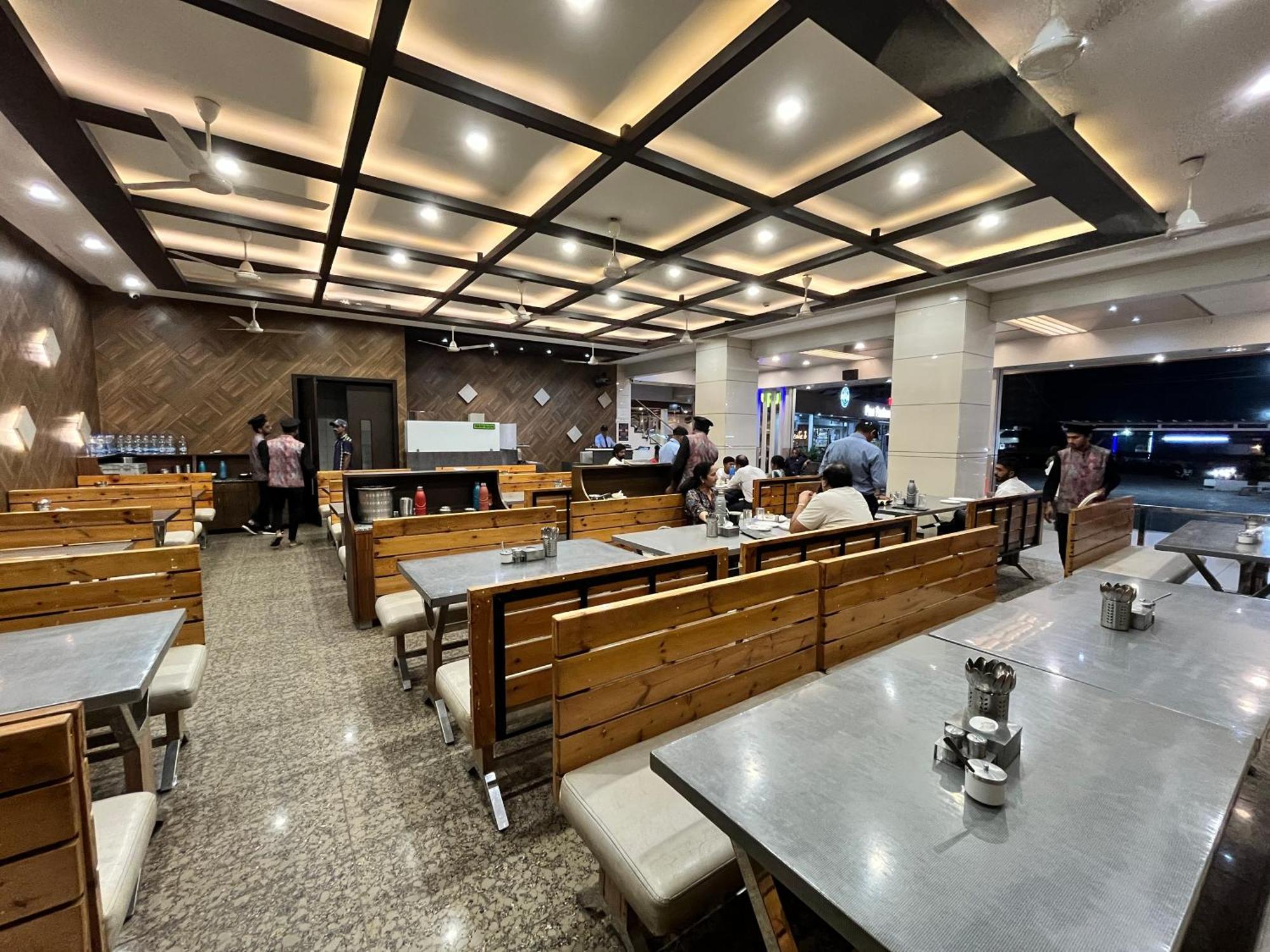Hotel Grand Darshan Vadodara Kültér fotó