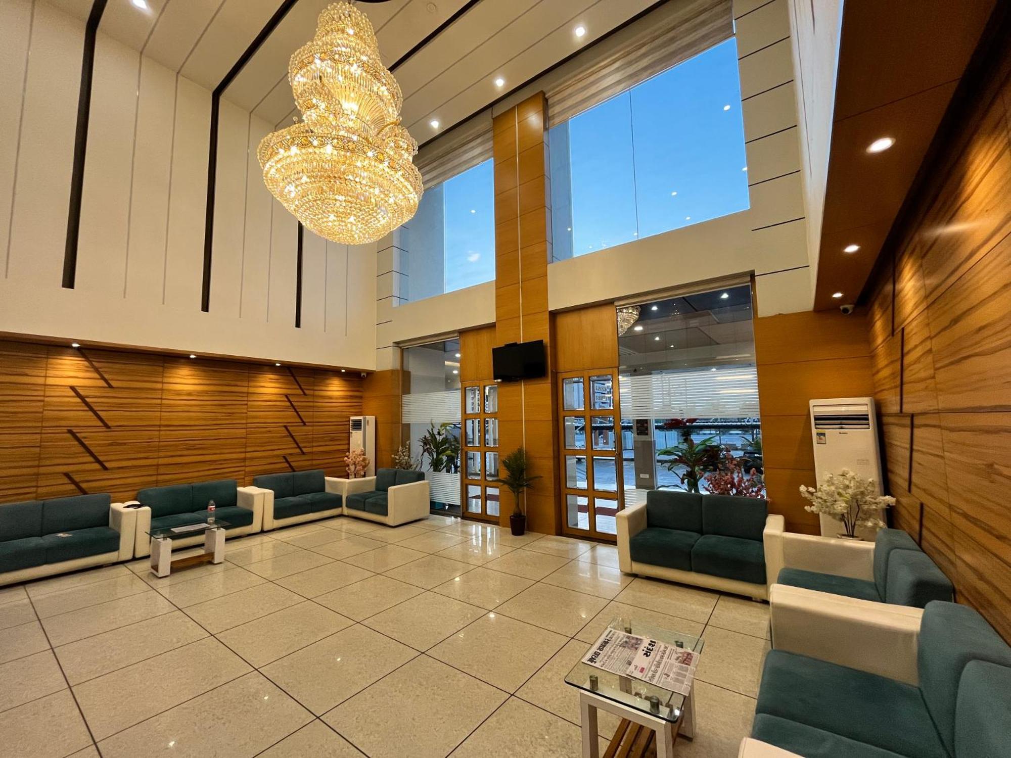 Hotel Grand Darshan Vadodara Kültér fotó