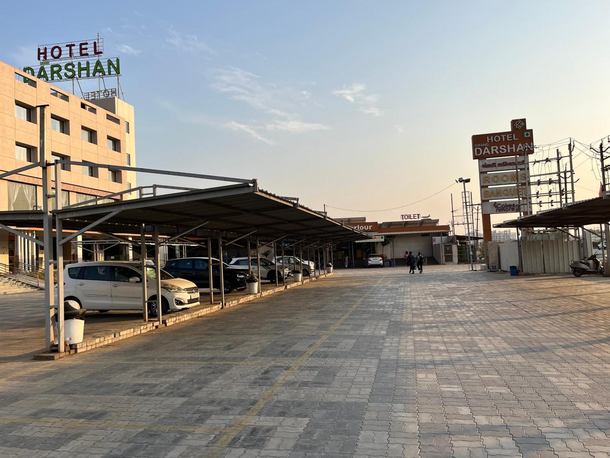 Hotel Grand Darshan Vadodara Kültér fotó