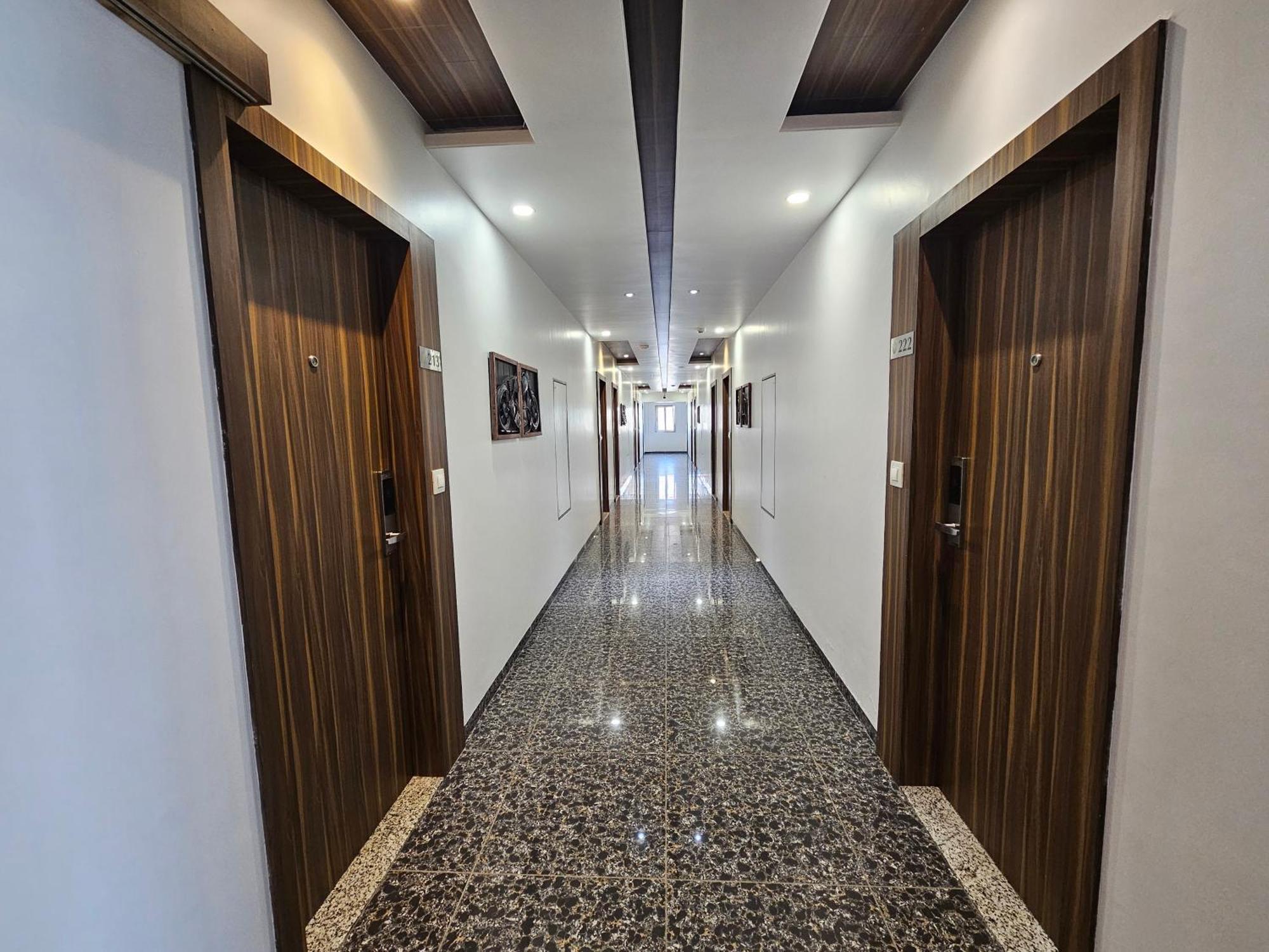 Hotel Grand Darshan Vadodara Kültér fotó