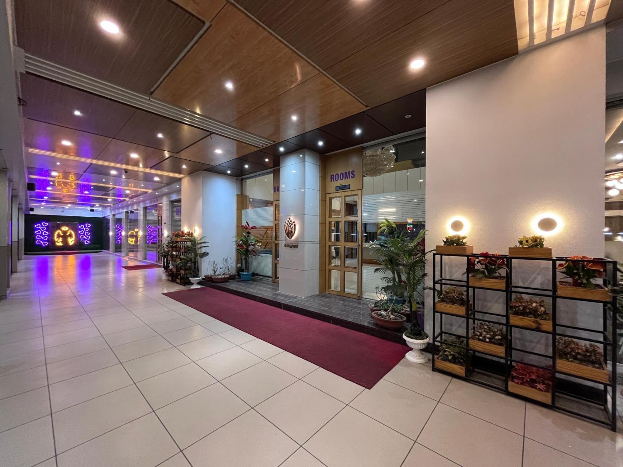 Hotel Grand Darshan Vadodara Kültér fotó