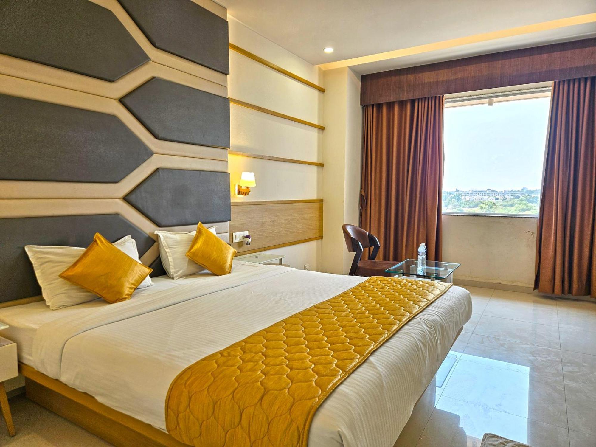 Hotel Grand Darshan Vadodara Kültér fotó
