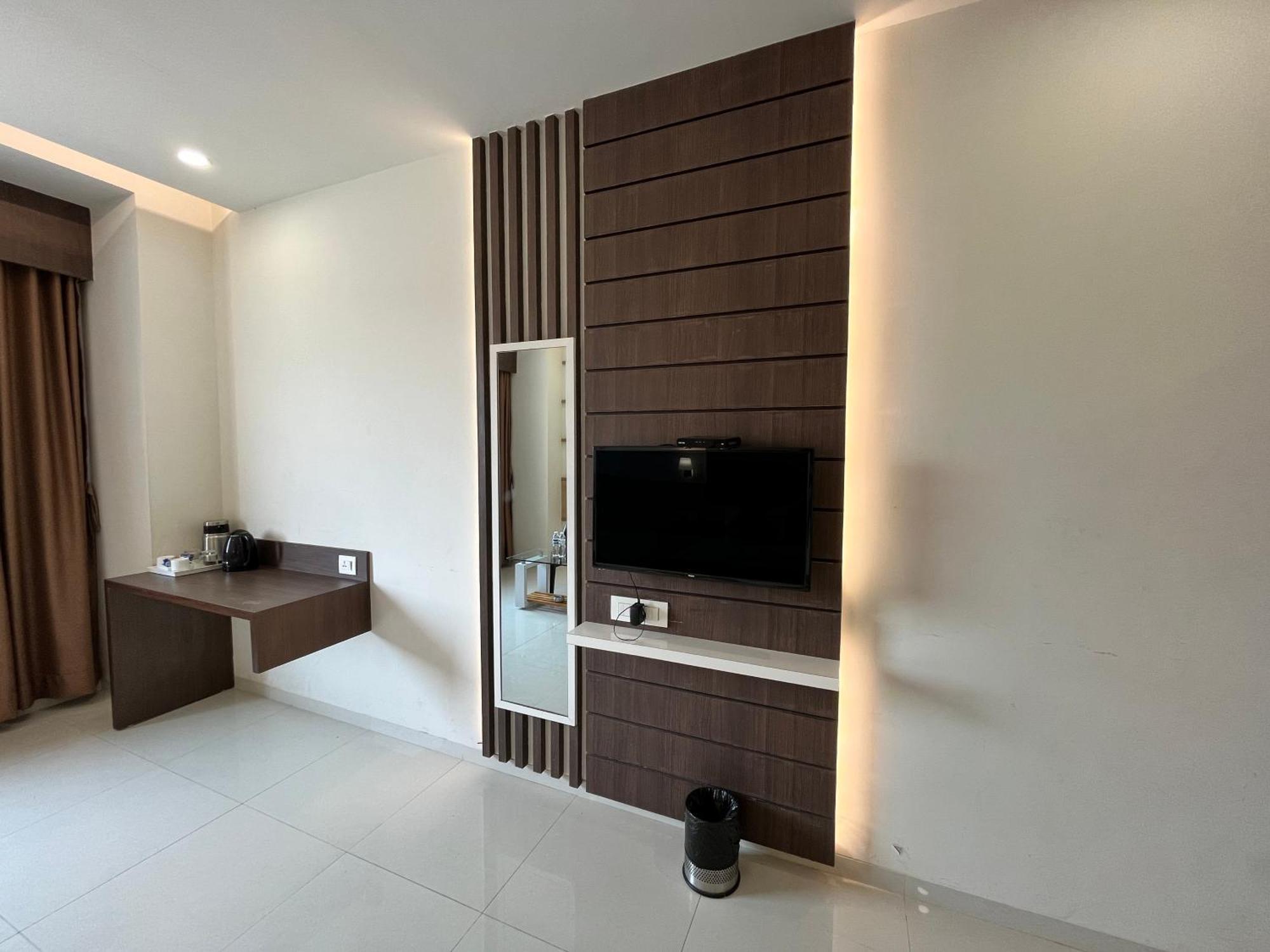 Hotel Grand Darshan Vadodara Kültér fotó