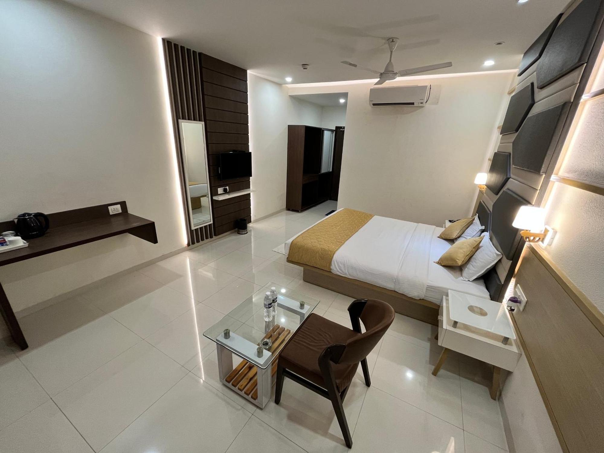 Hotel Grand Darshan Vadodara Kültér fotó