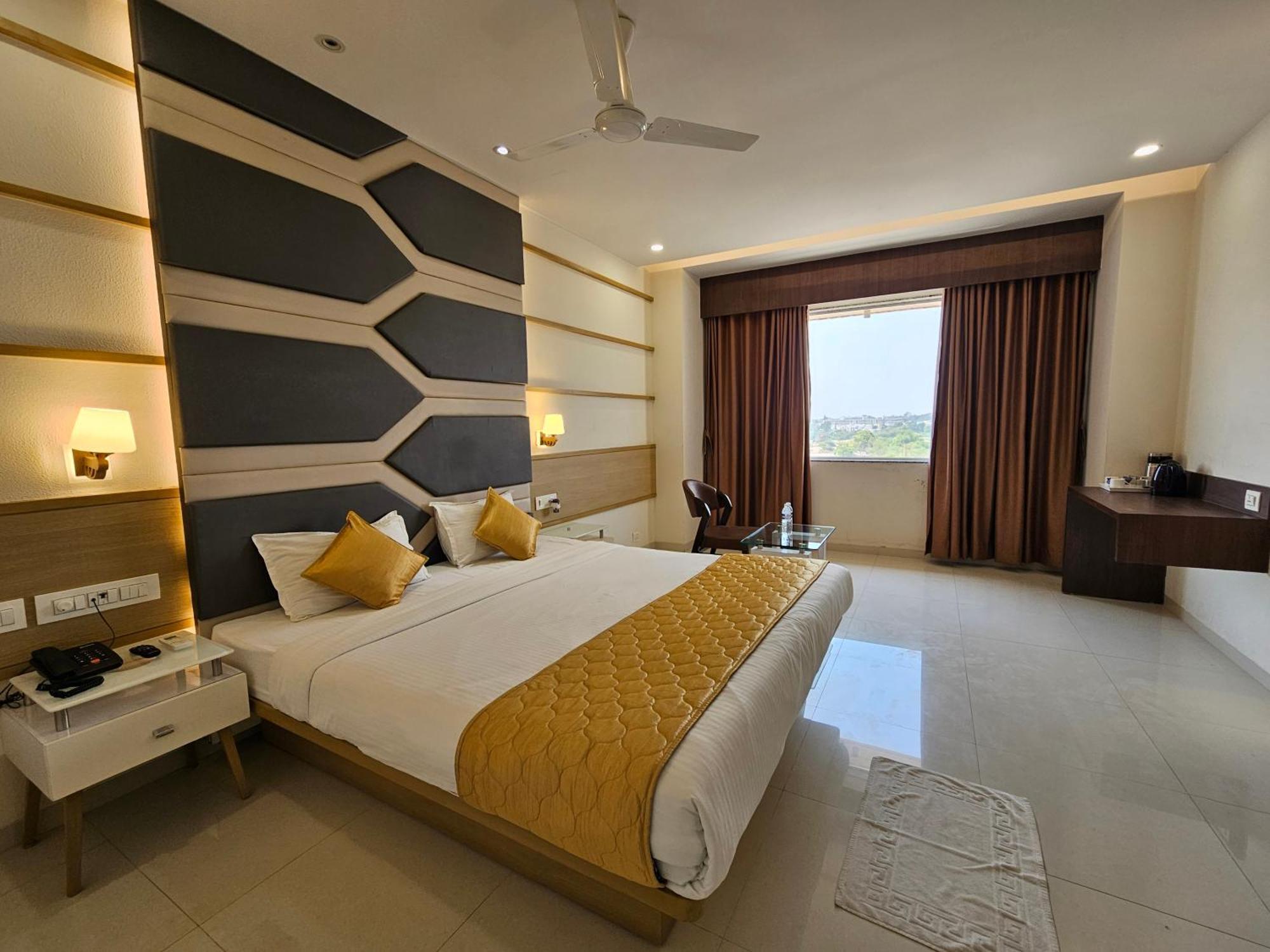 Hotel Grand Darshan Vadodara Kültér fotó