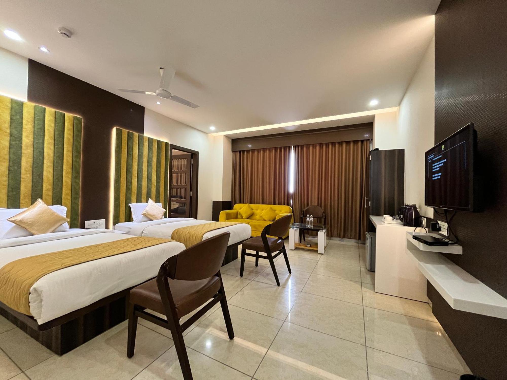 Hotel Grand Darshan Vadodara Kültér fotó