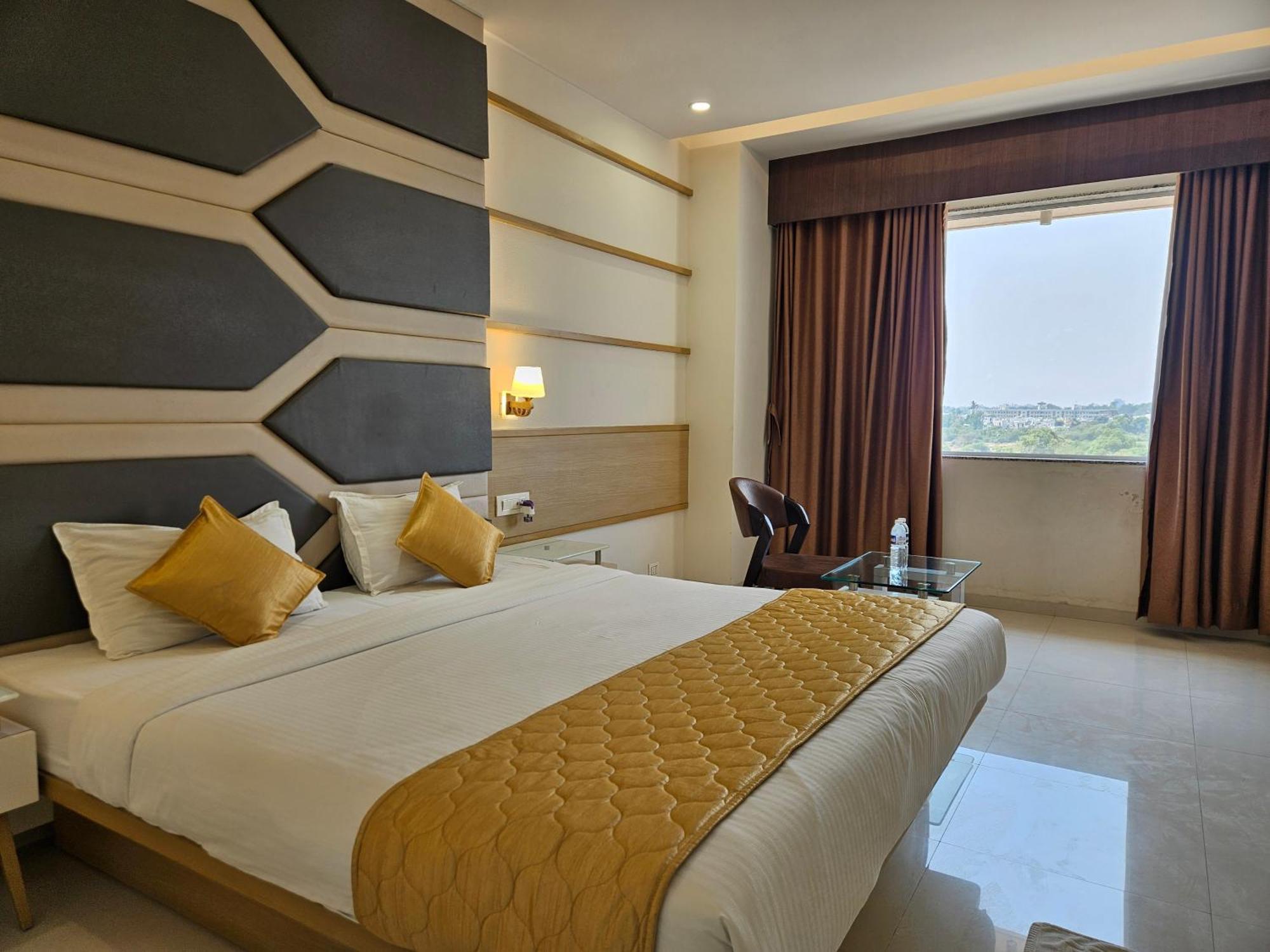 Hotel Grand Darshan Vadodara Kültér fotó