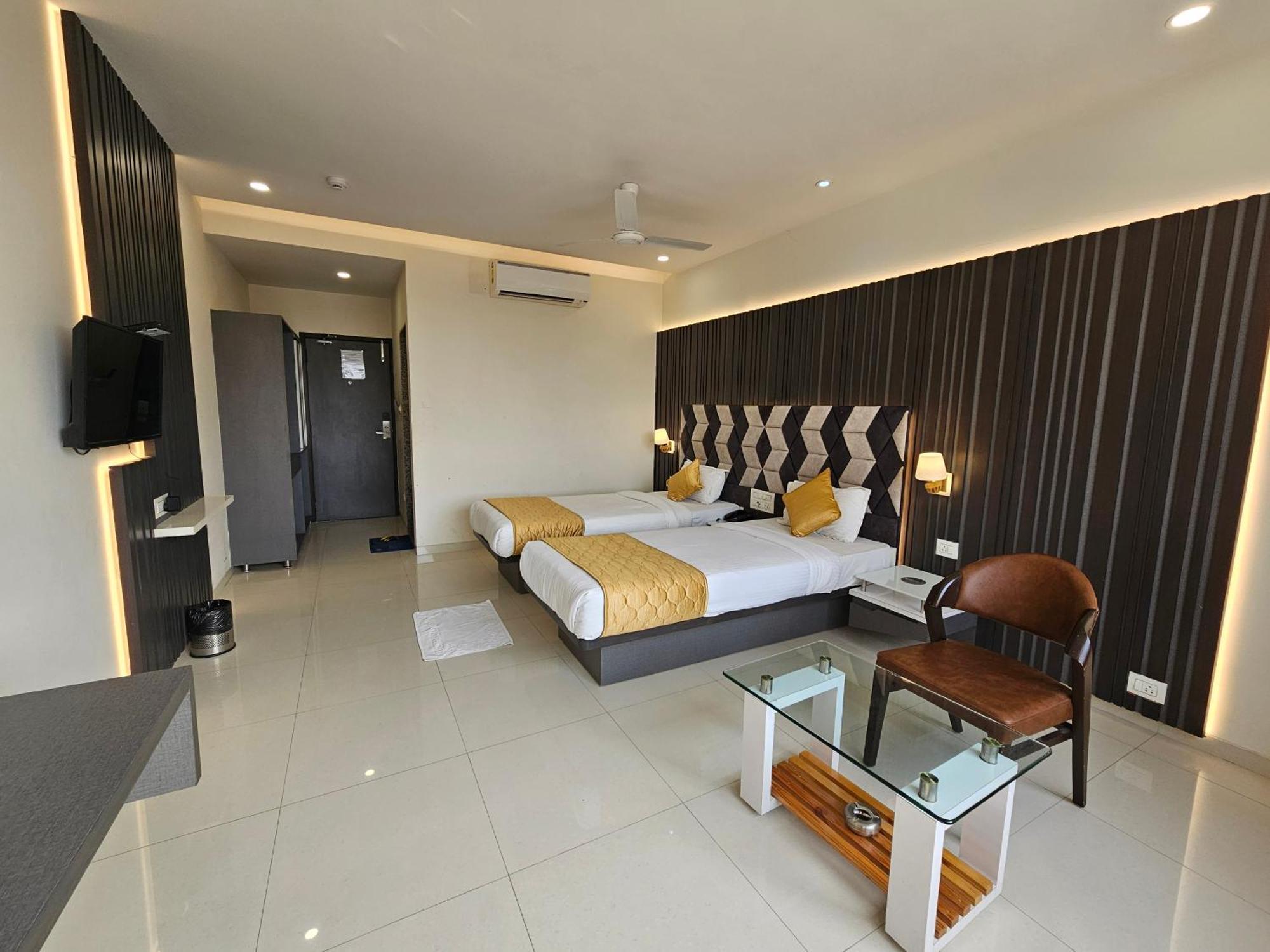 Hotel Grand Darshan Vadodara Kültér fotó