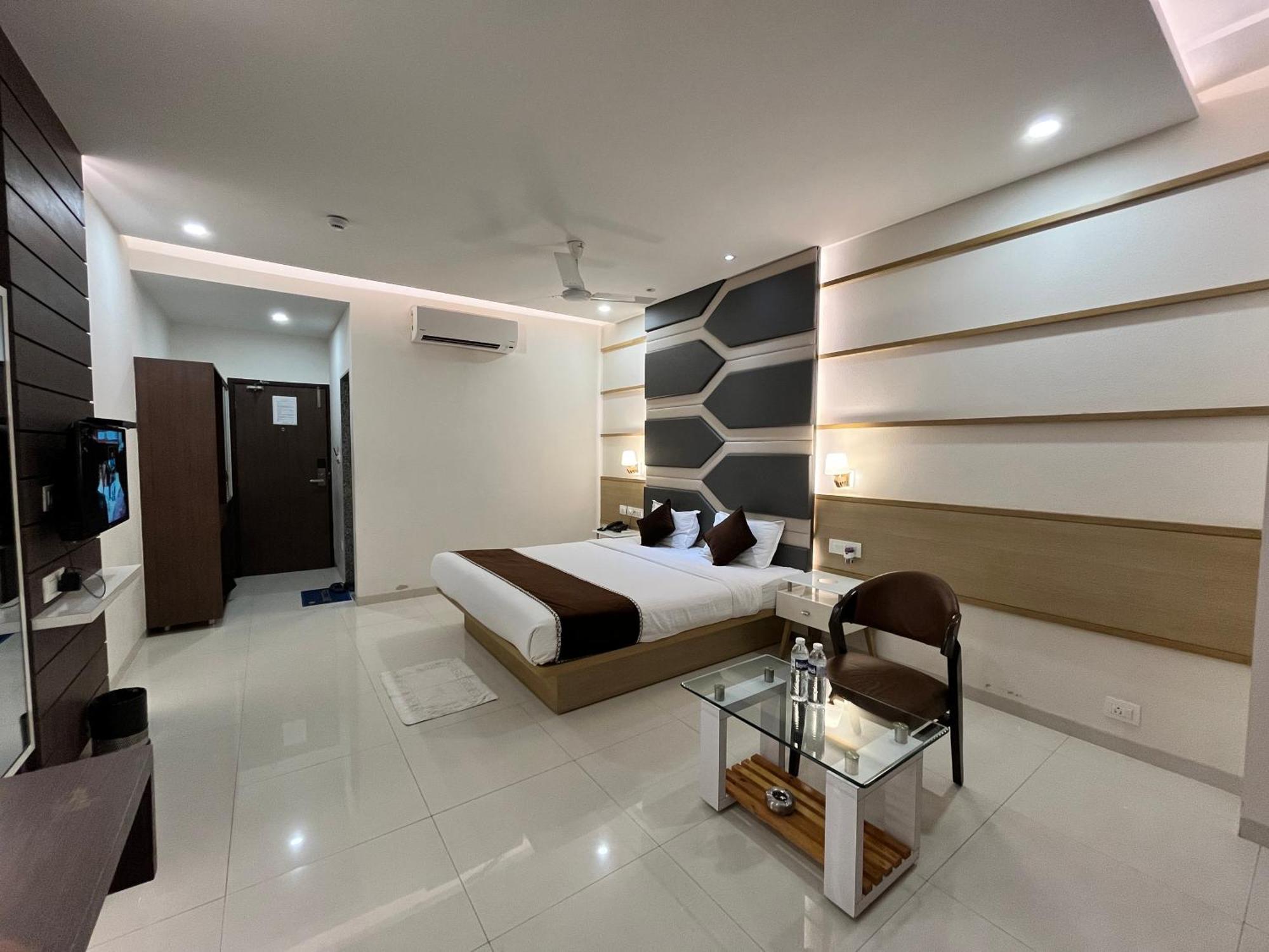 Hotel Grand Darshan Vadodara Kültér fotó