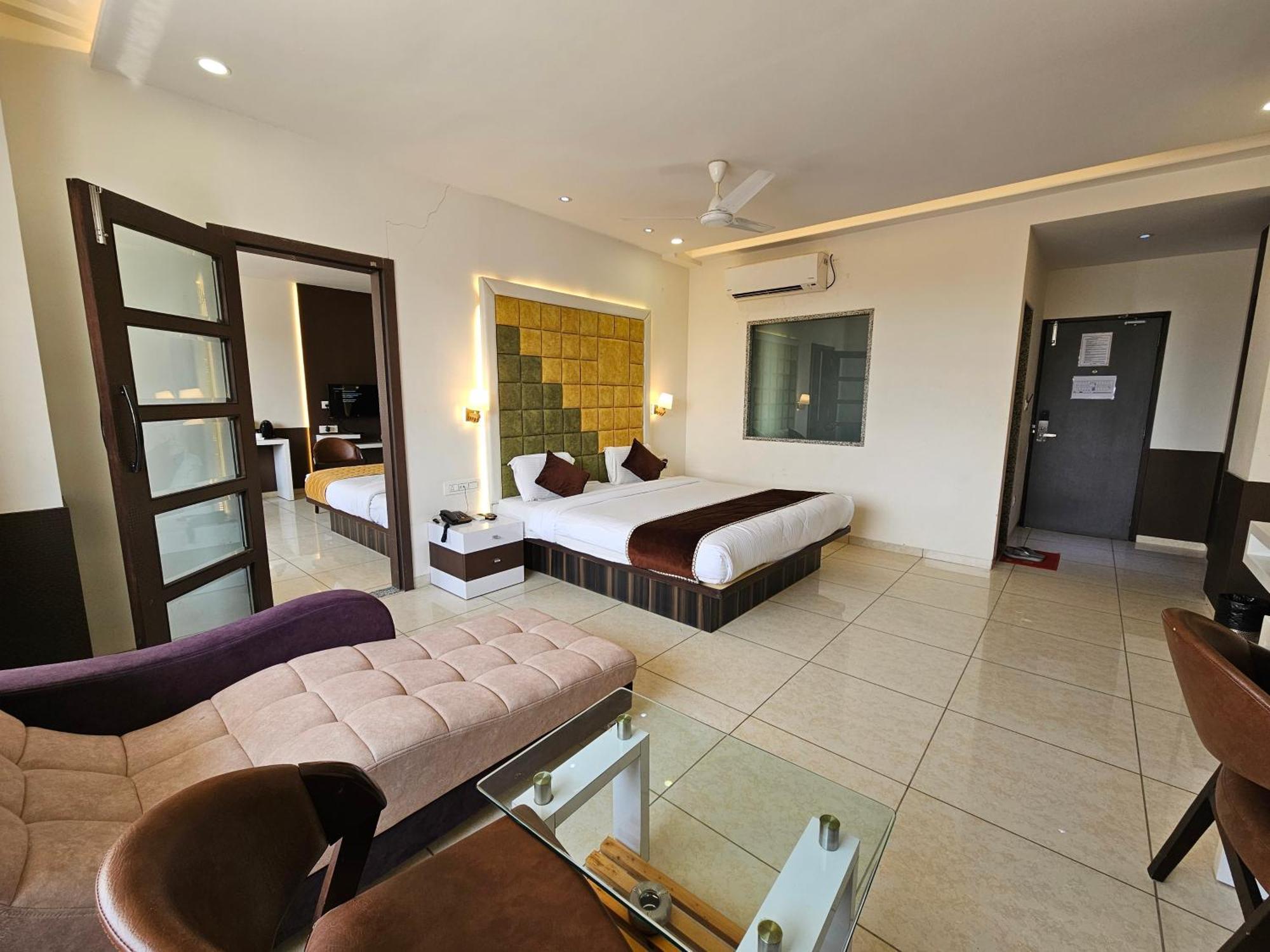 Hotel Grand Darshan Vadodara Kültér fotó