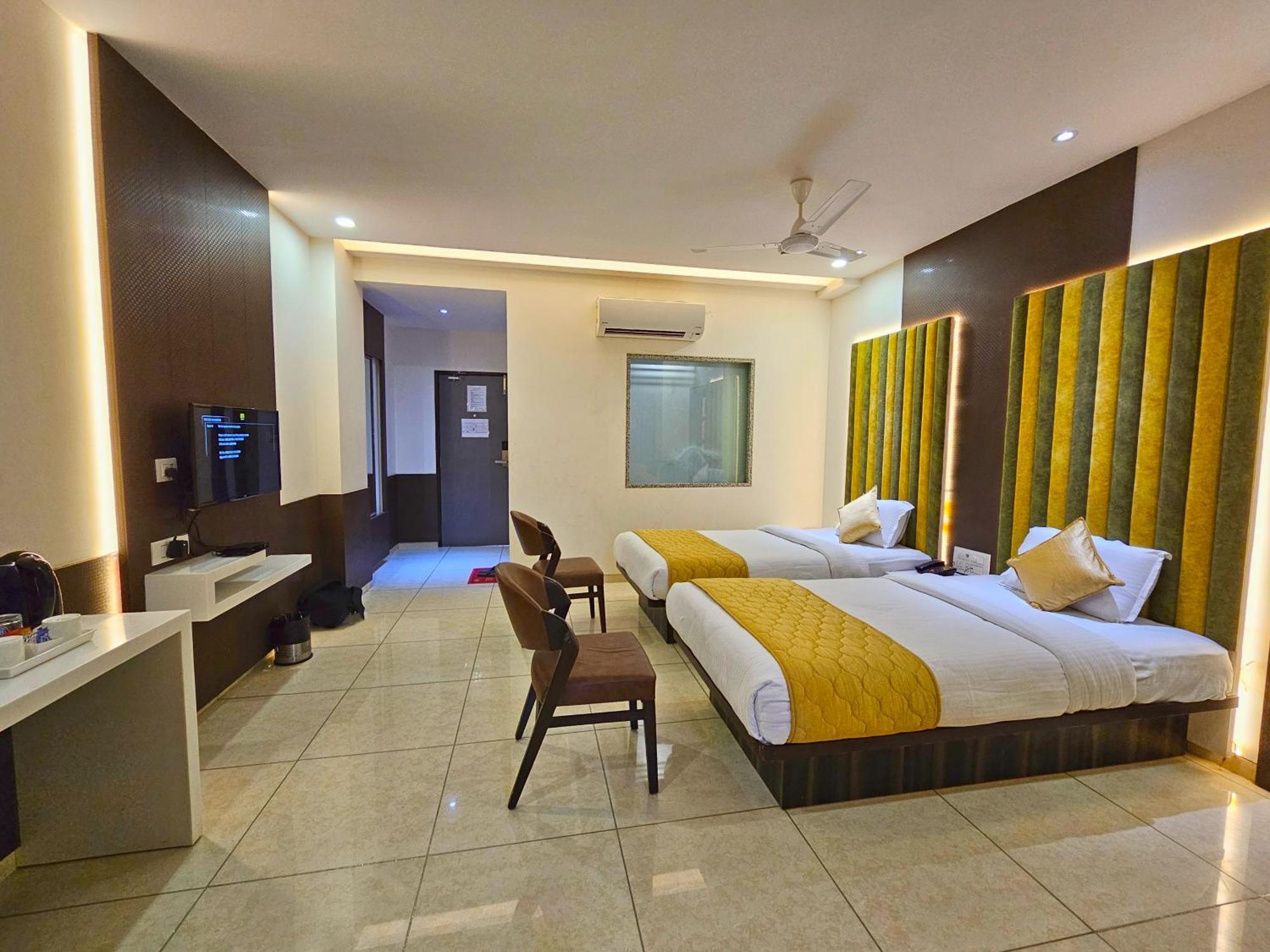Hotel Grand Darshan Vadodara Kültér fotó