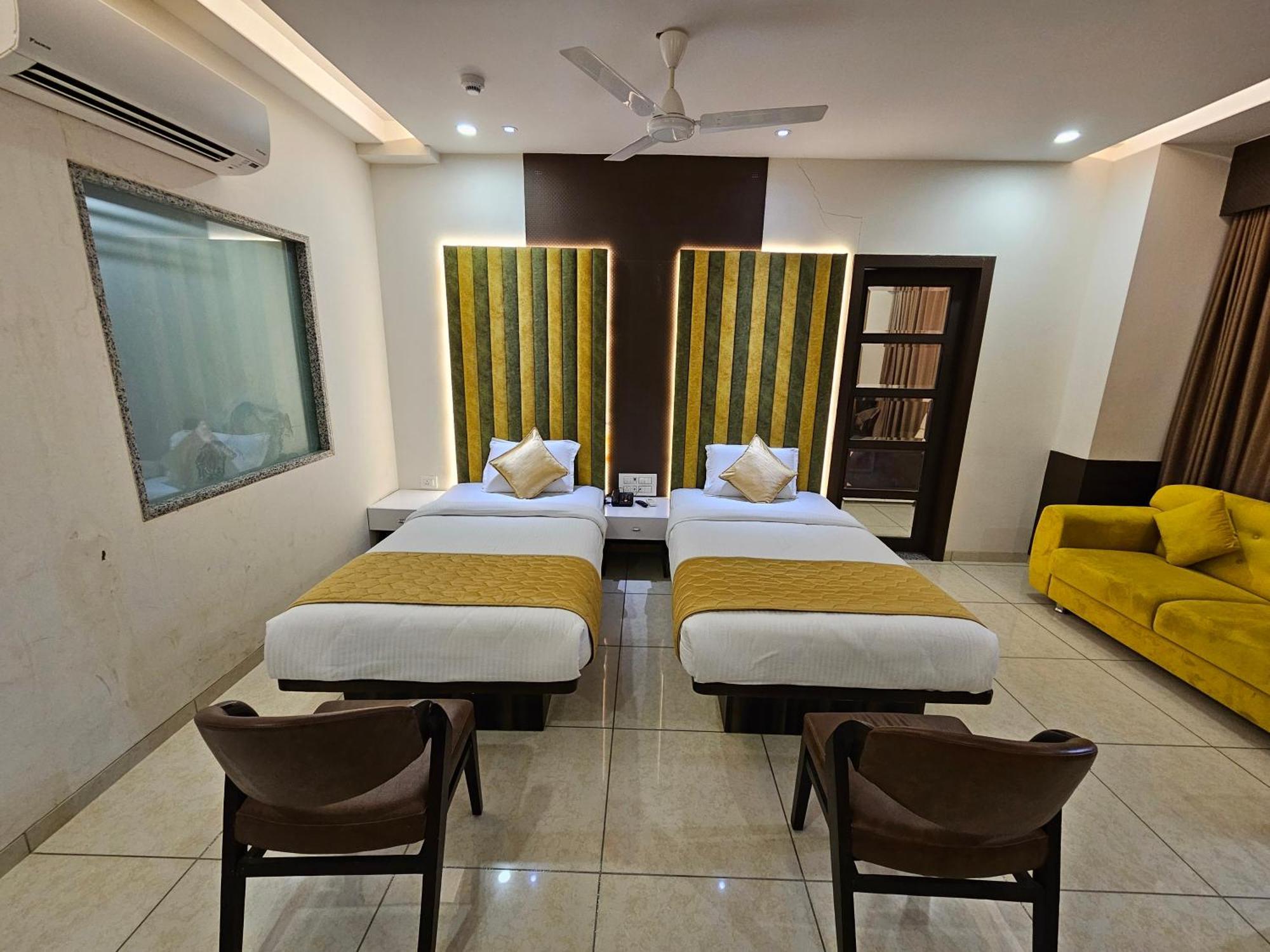 Hotel Grand Darshan Vadodara Kültér fotó