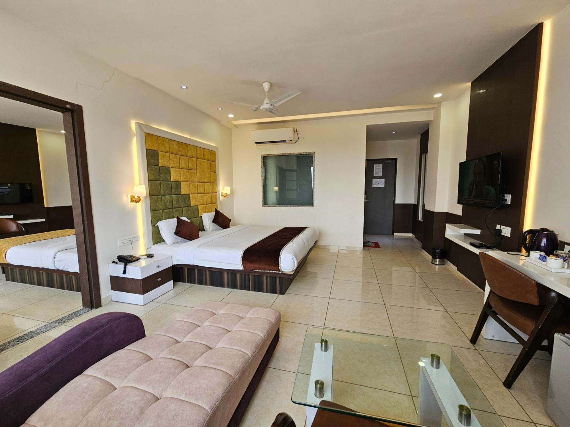 Hotel Grand Darshan Vadodara Kültér fotó