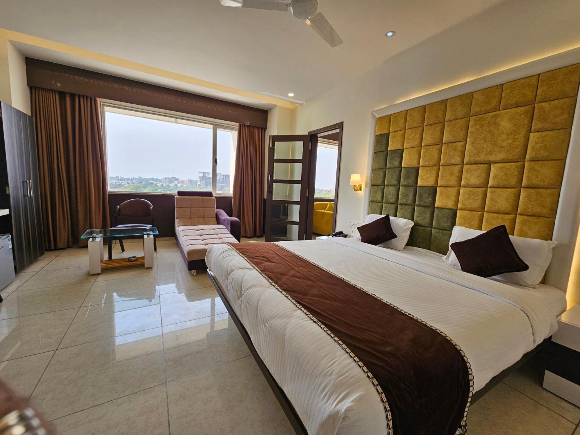 Hotel Grand Darshan Vadodara Kültér fotó