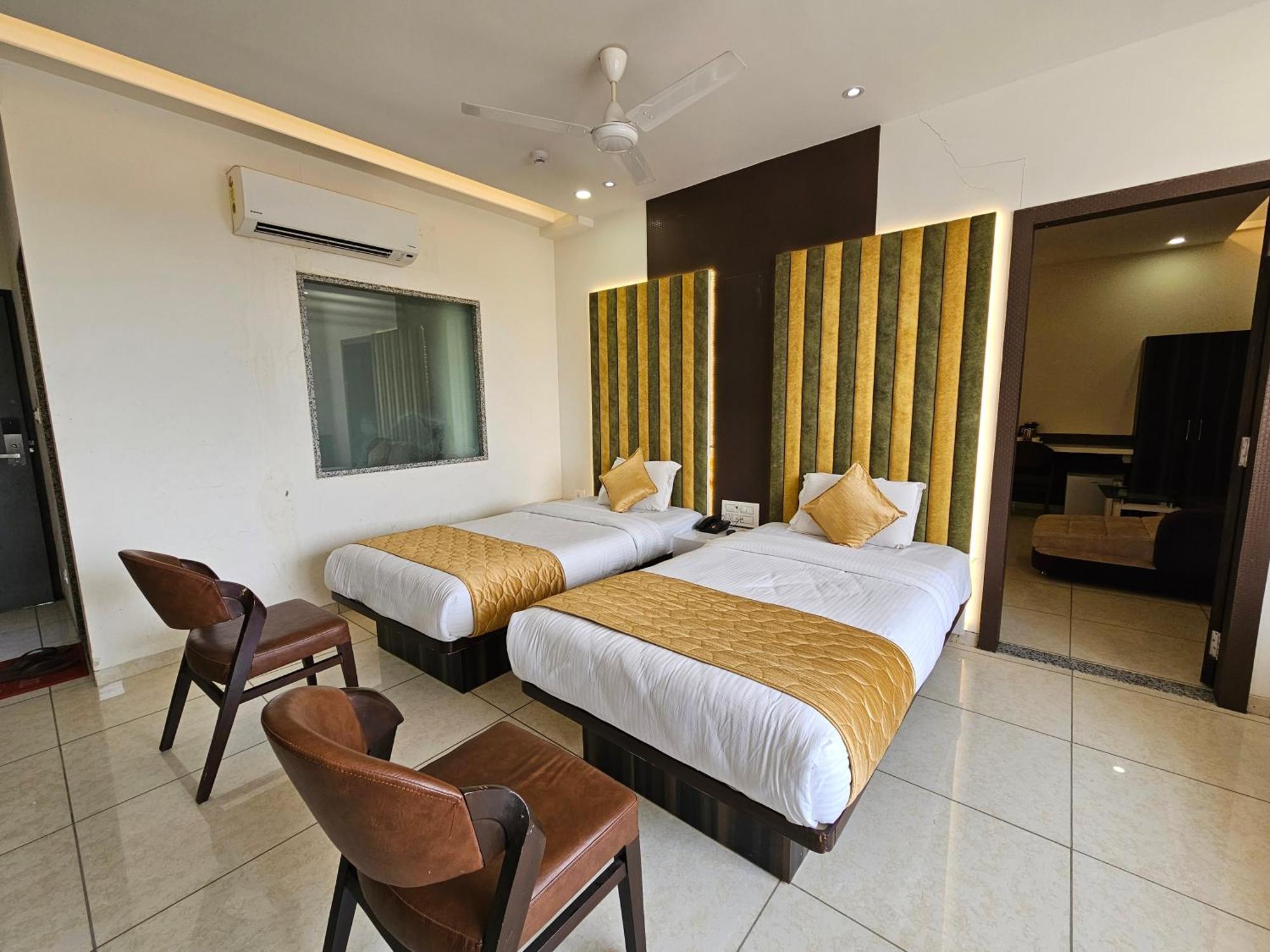 Hotel Grand Darshan Vadodara Kültér fotó