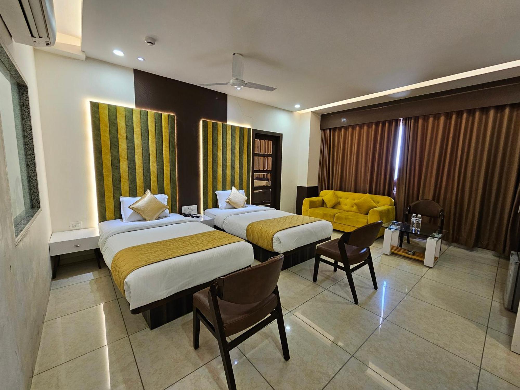 Hotel Grand Darshan Vadodara Kültér fotó