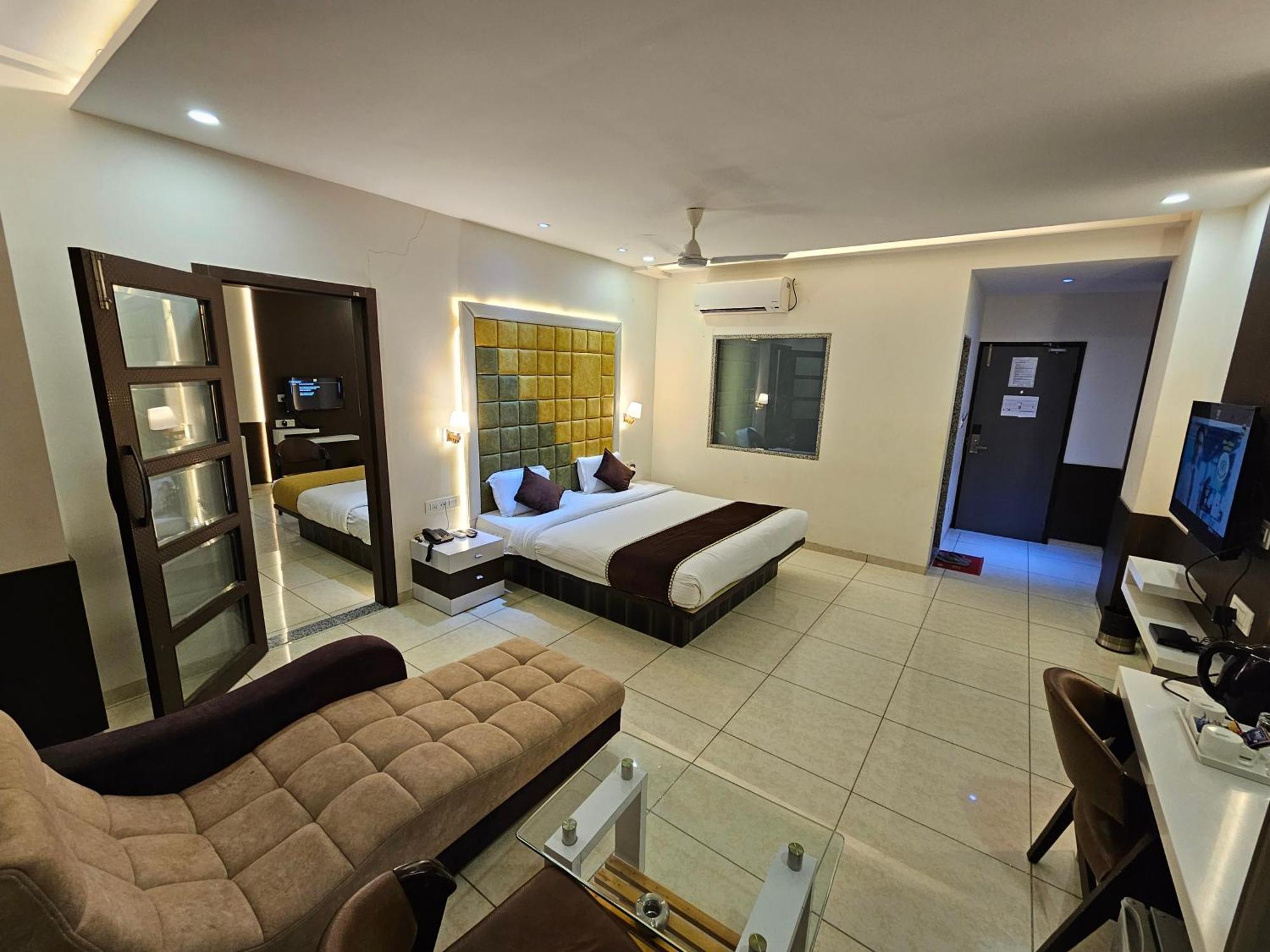 Hotel Grand Darshan Vadodara Kültér fotó