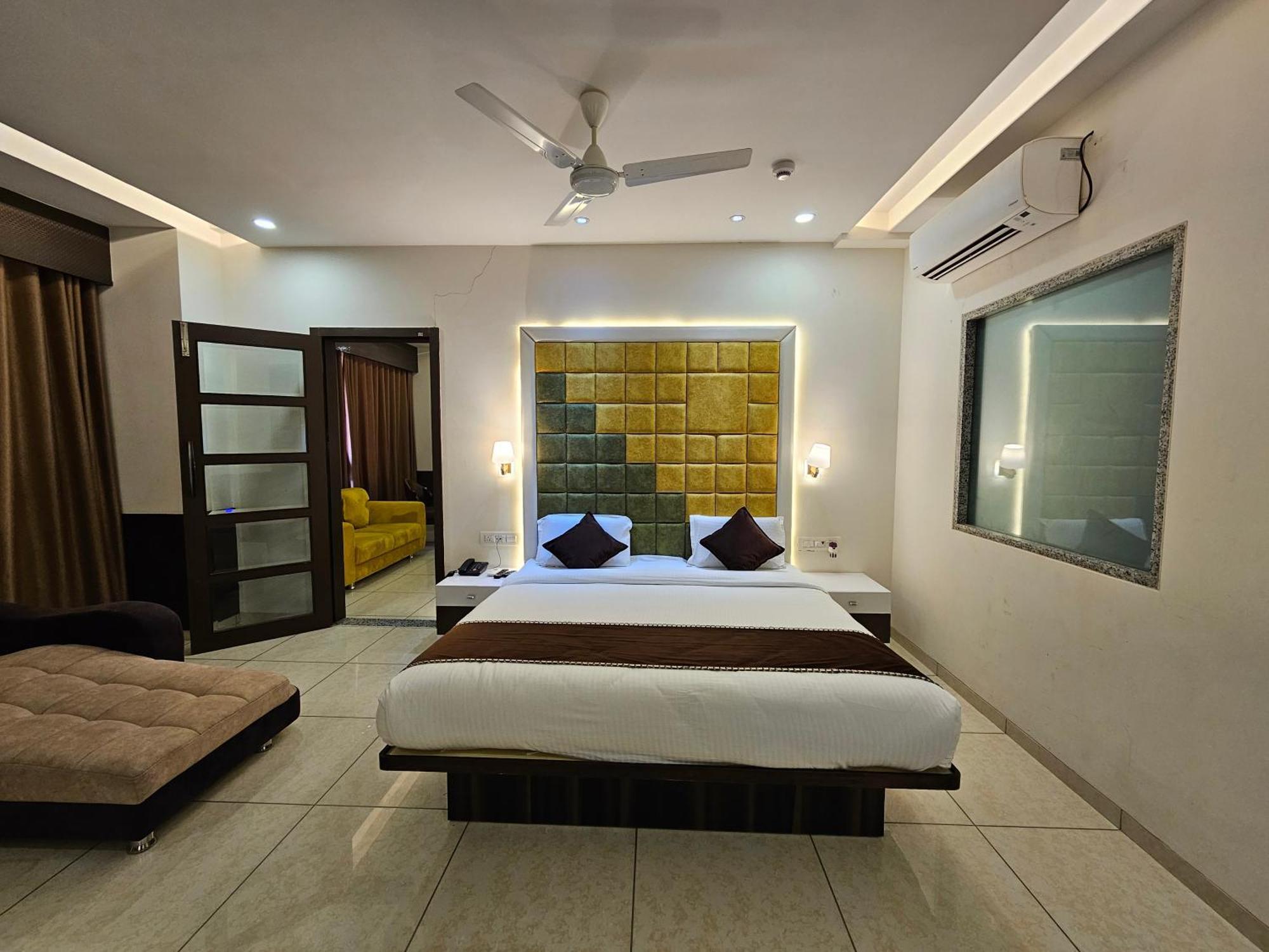 Hotel Grand Darshan Vadodara Kültér fotó