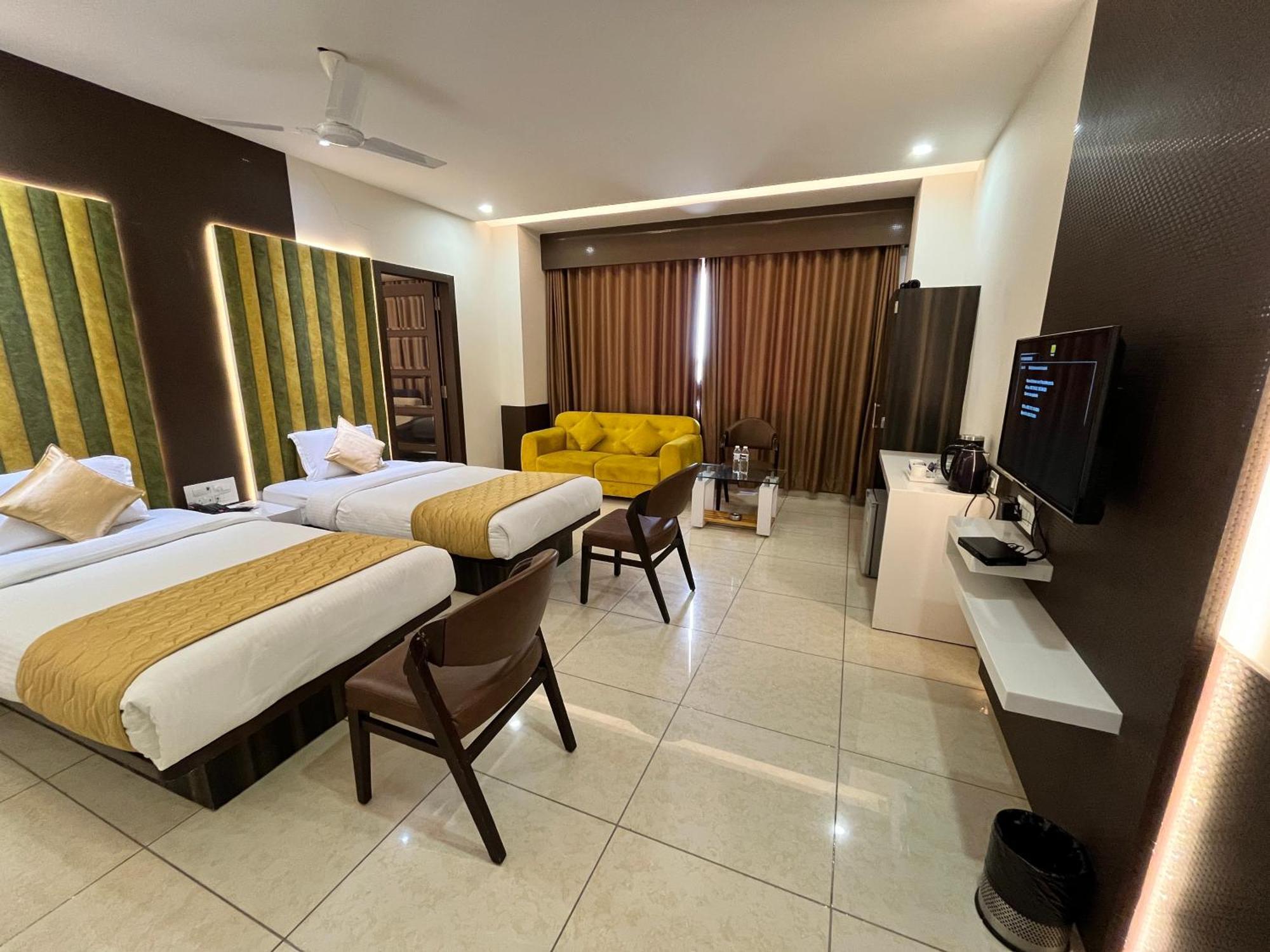 Hotel Grand Darshan Vadodara Kültér fotó