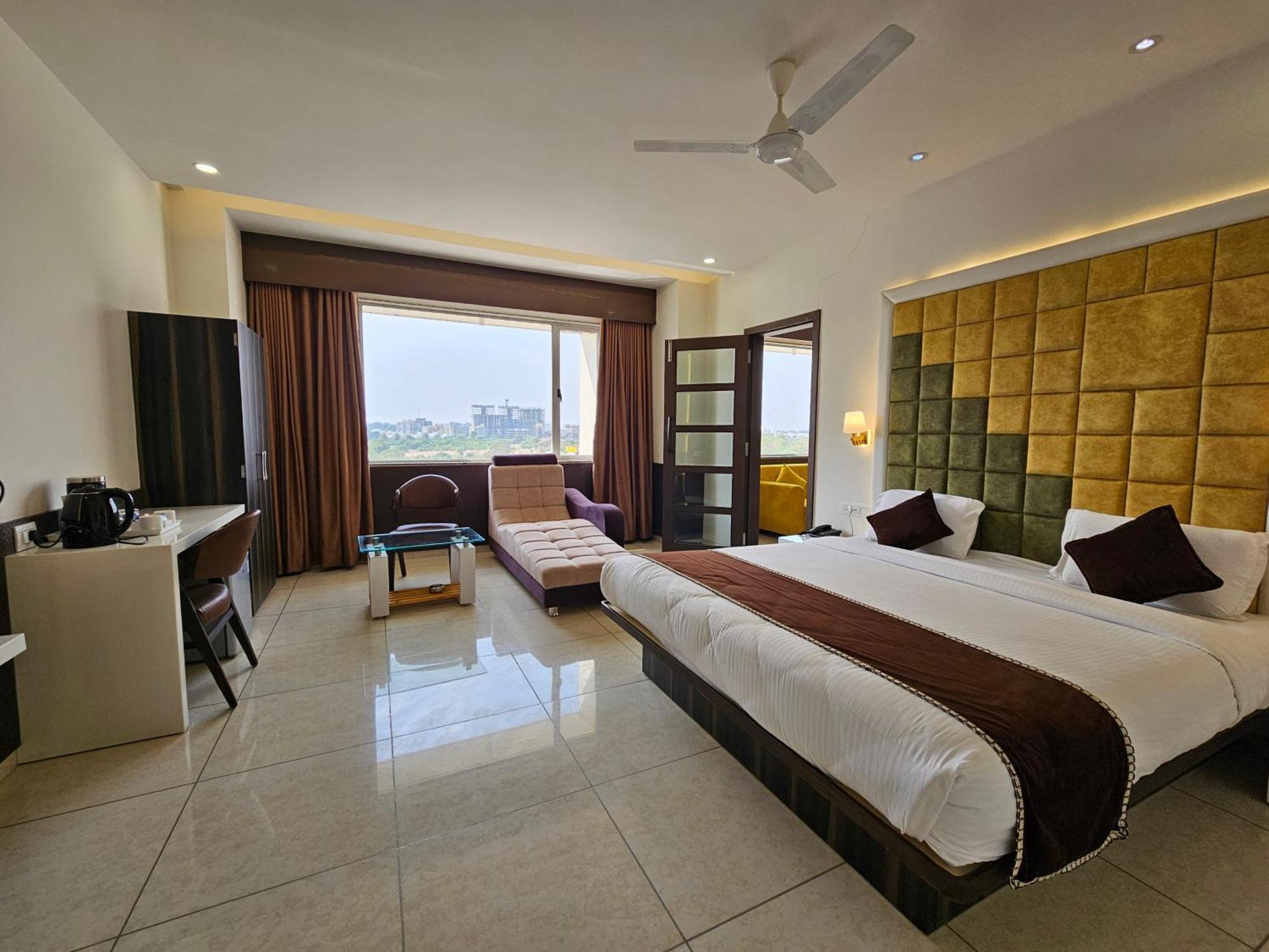 Hotel Grand Darshan Vadodara Kültér fotó