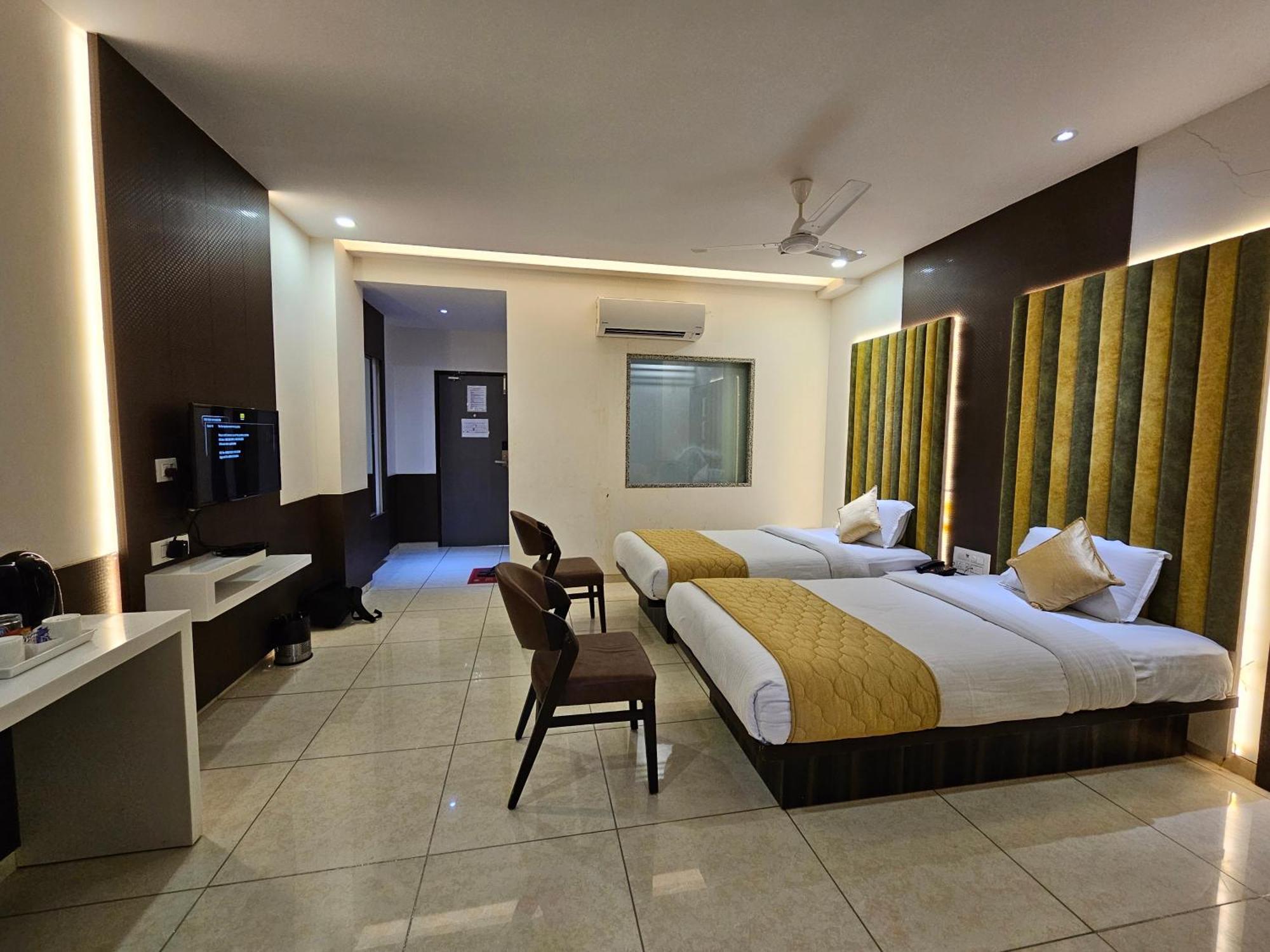 Hotel Grand Darshan Vadodara Kültér fotó