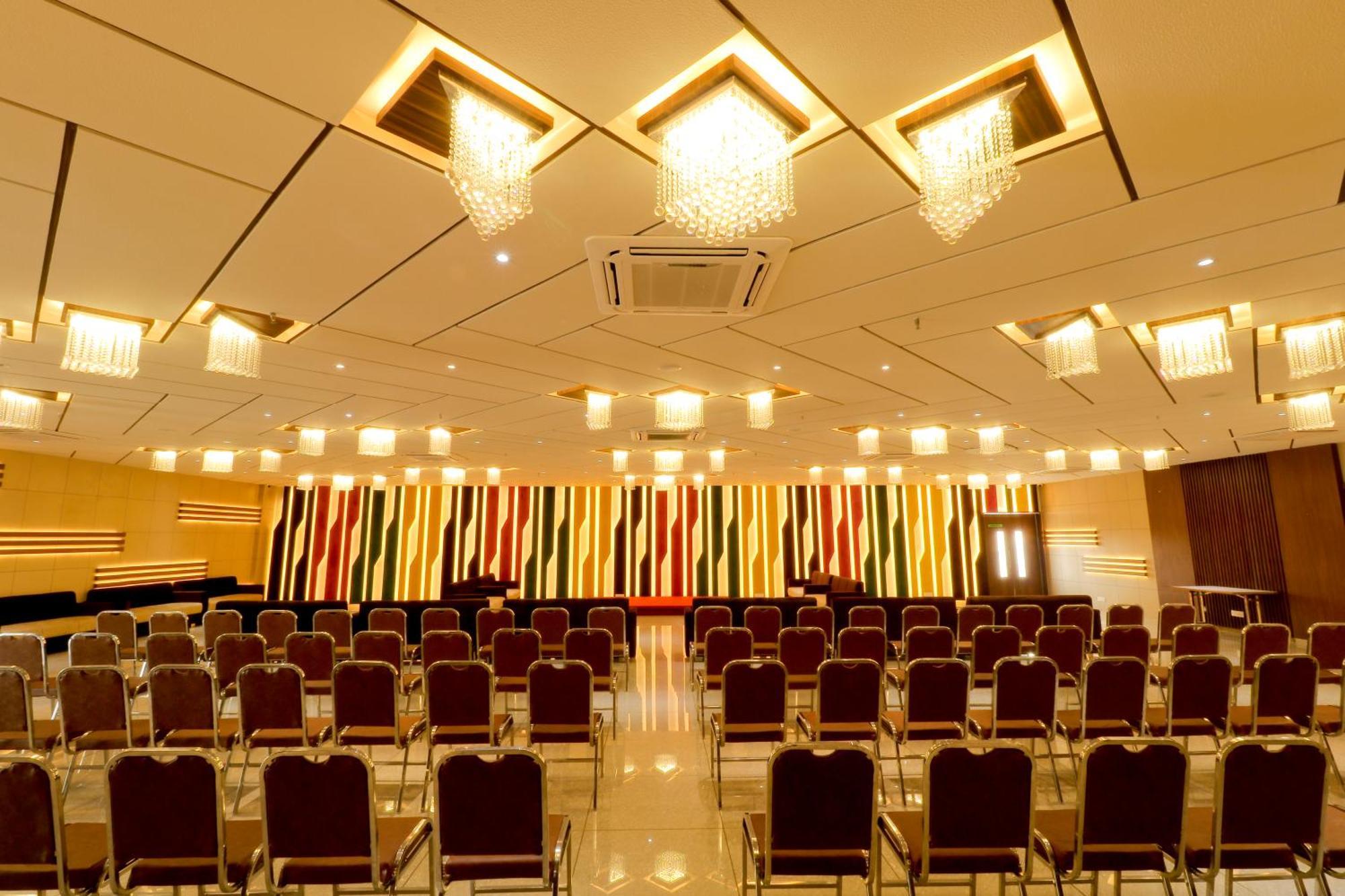 Hotel Grand Darshan Vadodara Kültér fotó