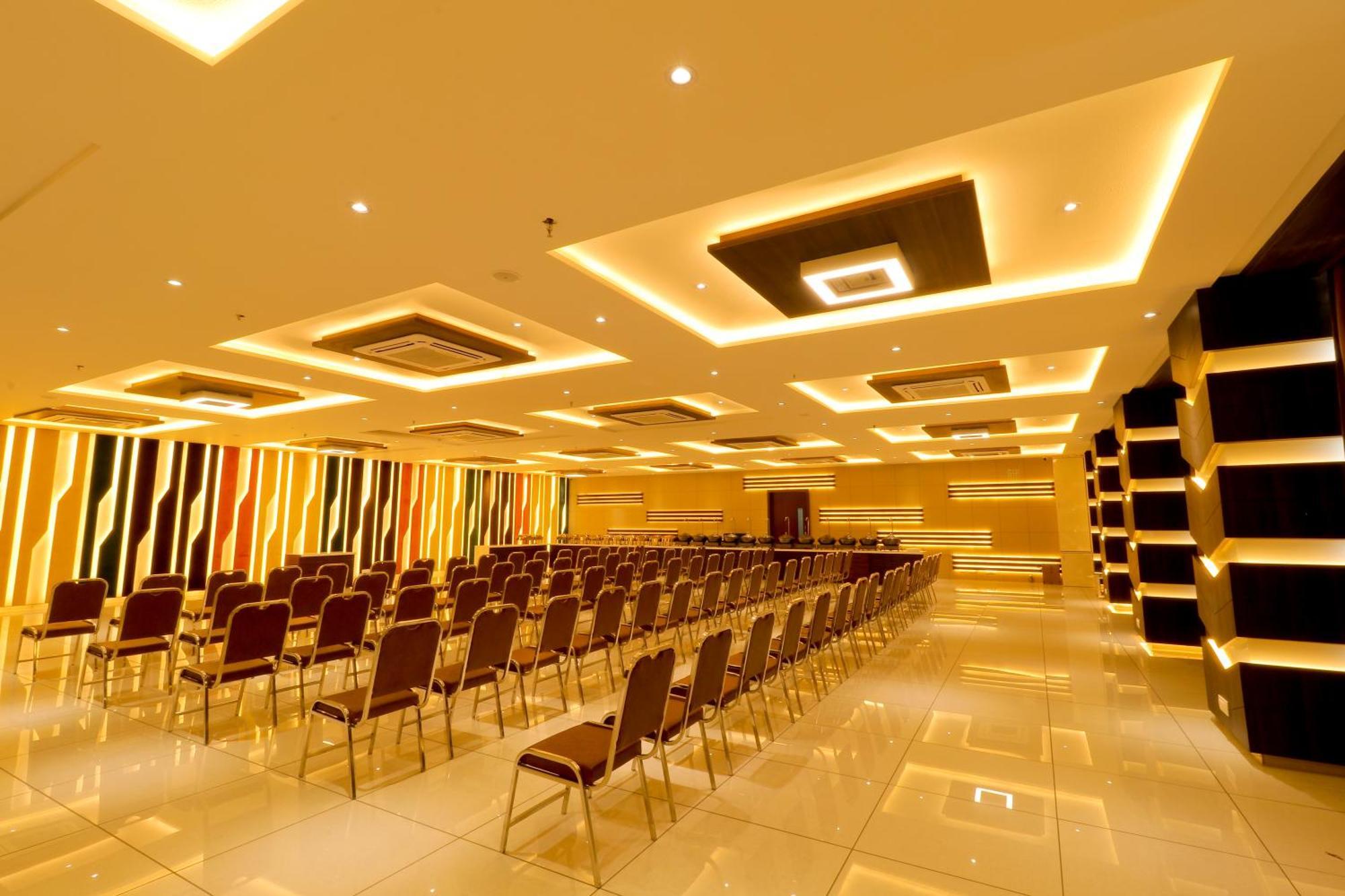 Hotel Grand Darshan Vadodara Kültér fotó